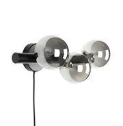 Moderne Wandleuchte mit drei rauchgrauen Glaskugeln, seitliche Perspektive