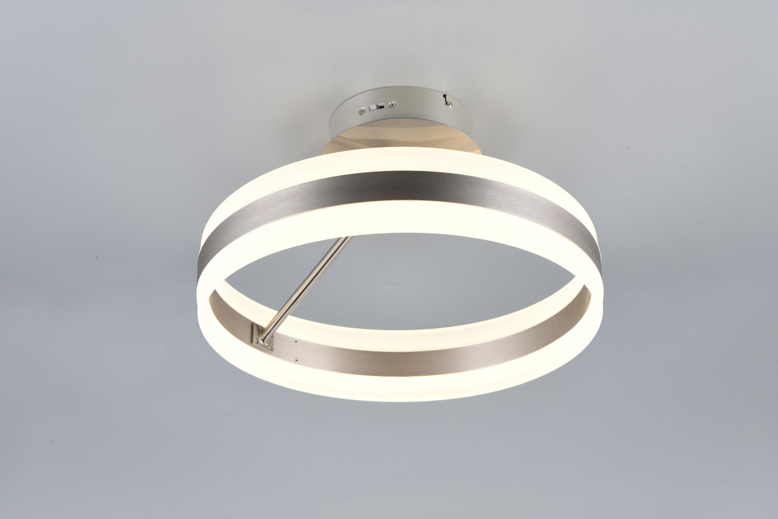 Moderne Deckenleuchte mit kreisförmigem Design aus Metall und leuchtendem LED-Ring, seitliche Perspektive