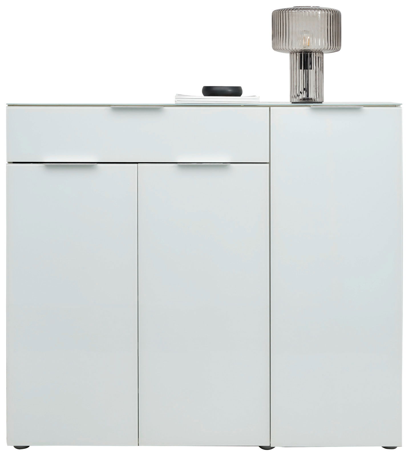Moderner XL-Schuhschrank in Weiß mit drei Türen und einer Schublade, frontal abgebildet. Auf der Oberfläche steht eine stilvolle Lampe.