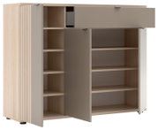 Moderner Holzschrank mit offenen Regalfächern und teils geöffneten grauen Türen, Frontansicht leicht schräg von links