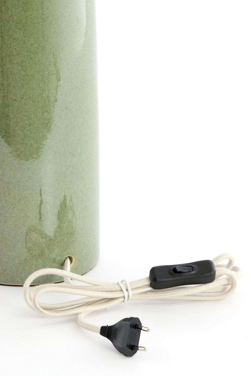 Grüner Lampenfuß aus Keramik mit Netzkabel und Schalter, seitliche Perspektive
