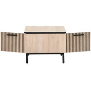 Moderner Couchtisch aus hellem Holz mit schwarzen Akzenten, frontal mit geöffneten Türen fotografiert.