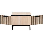 Moderne salontafel van licht hout met zwarte accenten, van voren gefotografeerd met open deuren.