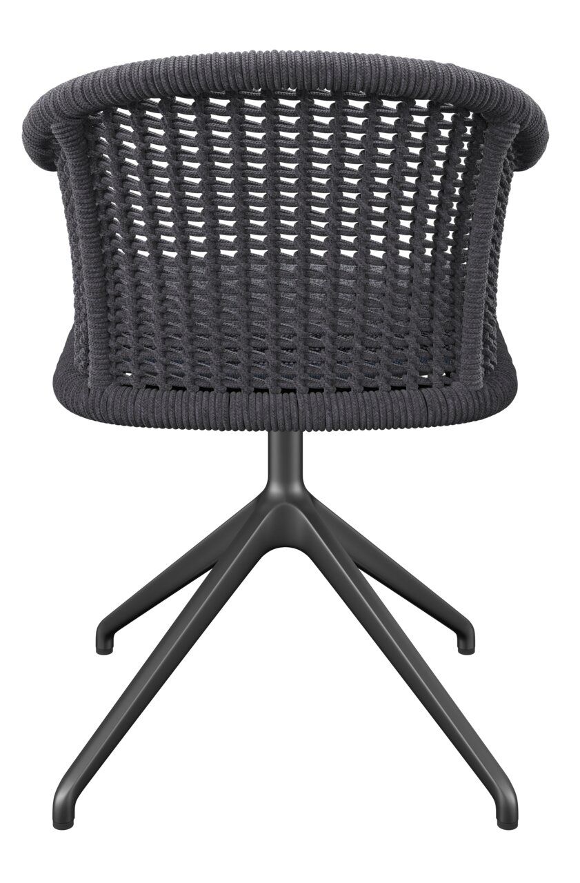 Achterkant van een moderne fauteuil met gevlochten rugleuning en stevig metalen frame.