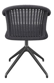 Achterkant van een moderne fauteuil met gevlochten rugleuning en stevig metalen frame.