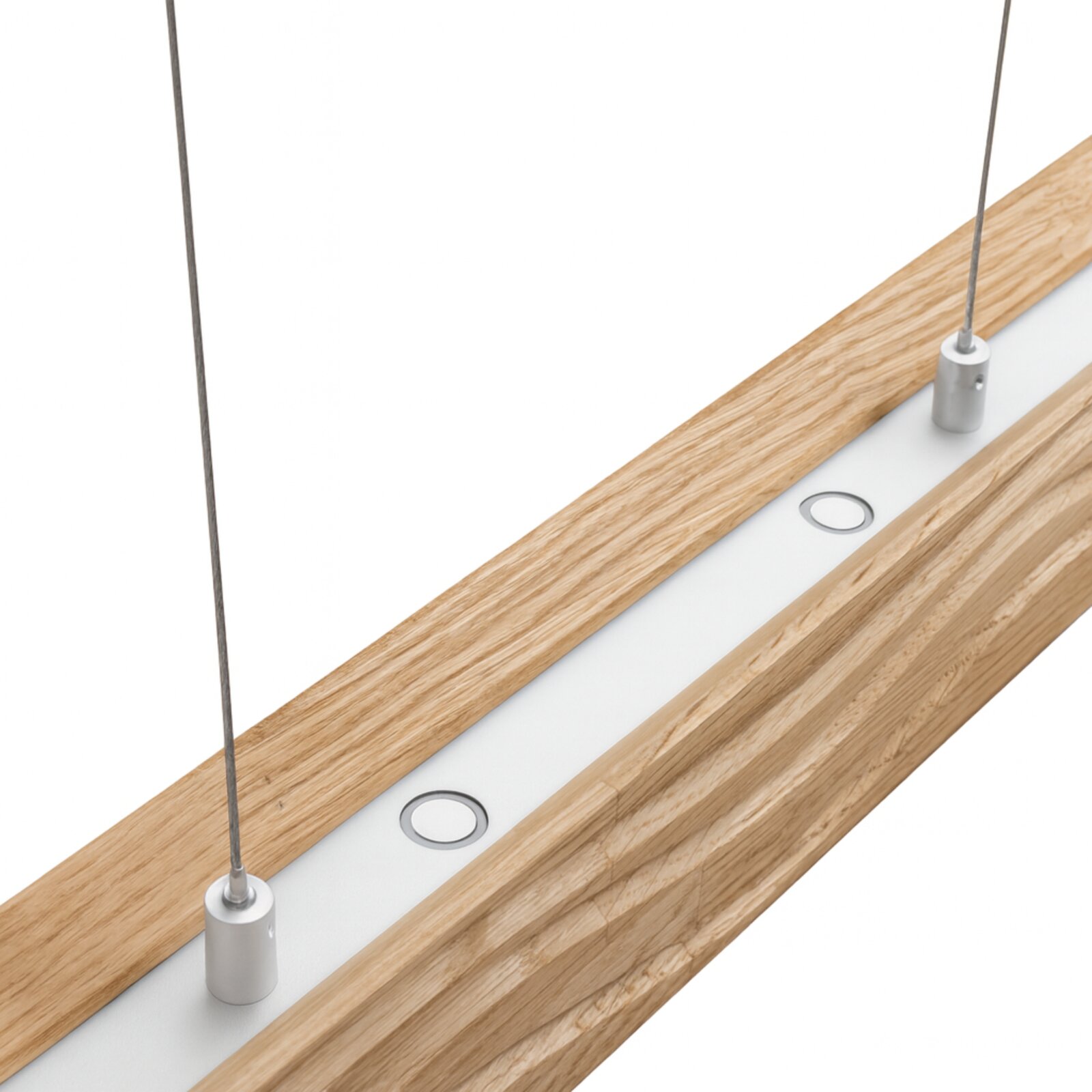 Moderne LED-Pendelleuchte aus Holz in Nahaufnahme, von schräg oben betrachtet.