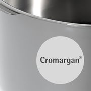 Nahaufnahme eines Schnelltopfs aus Cromargan Edelstahl, seitliche Perspektive