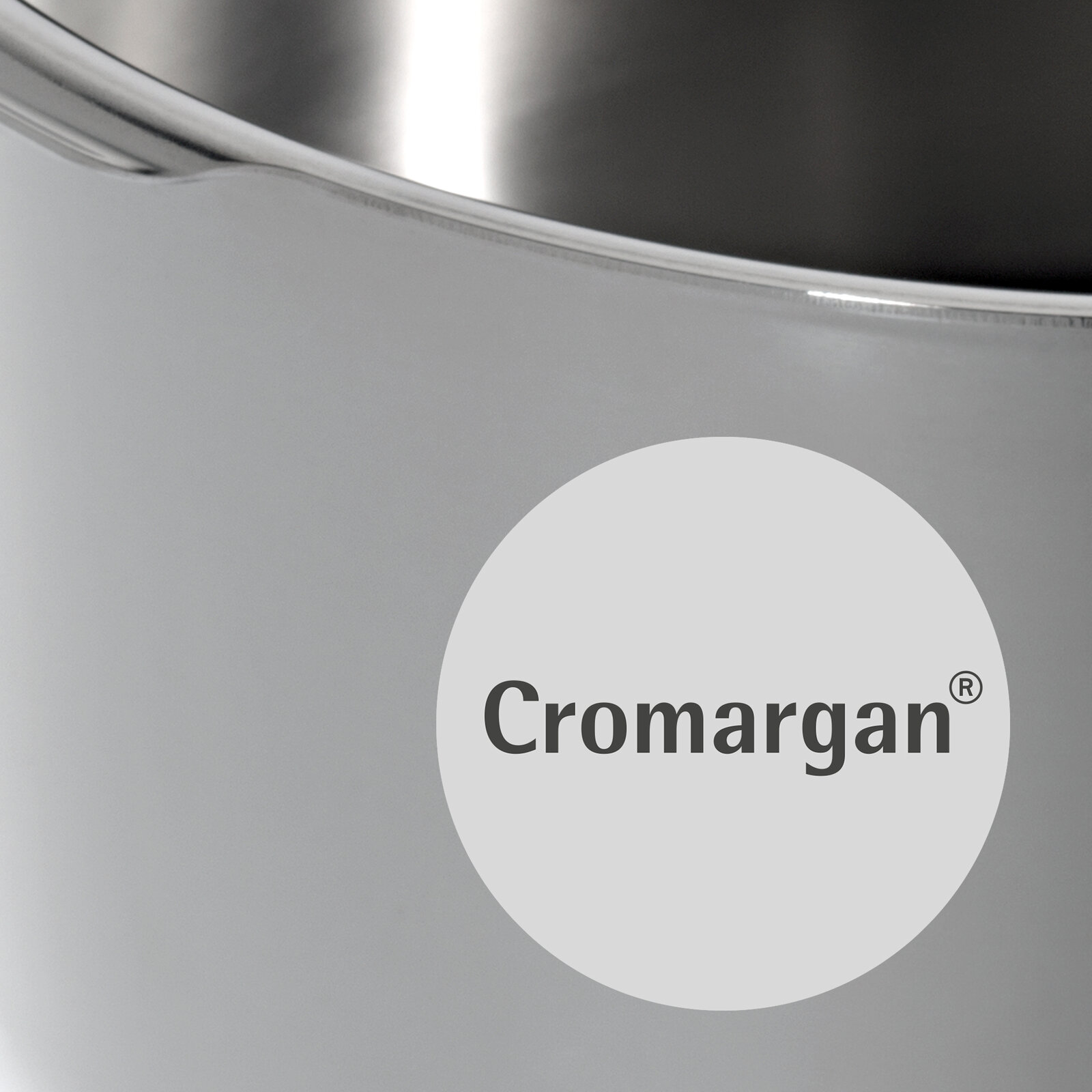 Nahaufnahme eines Schnelltopfs aus Cromargan Edelstahl, seitliche Perspektive
