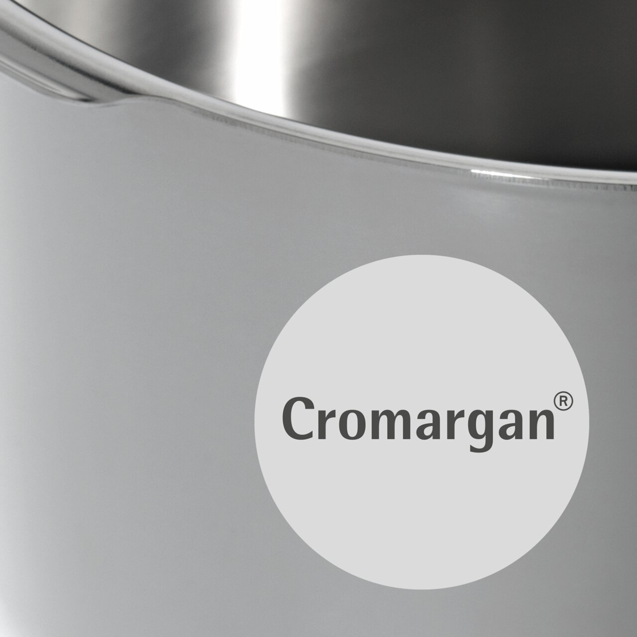 Nahaufnahme eines Schnelltopfs aus Cromargan Edelstahl, seitliche Perspektive