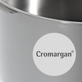 Nahaufnahme eines Schnelltopfs aus Cromargan Edelstahl, seitliche Perspektive