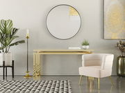 Moderner cremefarbener Sessel mit goldenen Beinen, seitliche Perspektive, in einem stilvoll eingerichteten Raum mit goldenen Akzenten und Pflanzen.