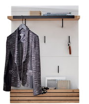 Garderobenpaneel mit Holzregal, Haken für Kleidung und Schlüssel, sowie Ablage für Bücher und Zeitschriften, frontal betrachtet.