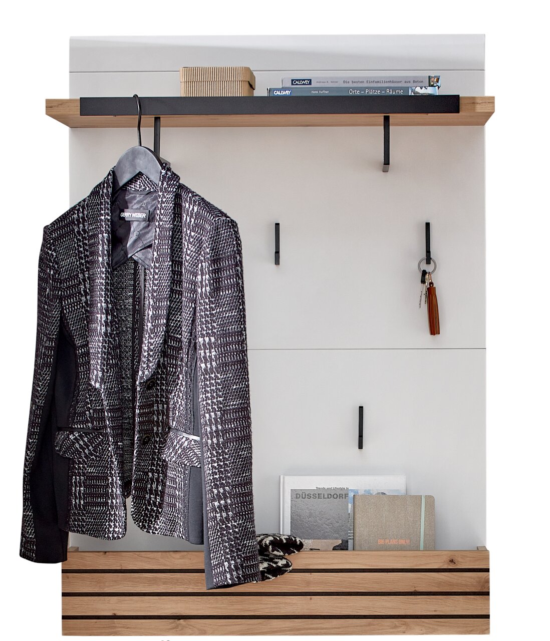Garderobenpaneel mit Holzregal, Haken für Kleidung und Schlüssel, sowie Ablage für Bücher und Zeitschriften, frontal betrachtet.