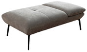 Gevoerde poef/bank in grijs met doorgestikt oppervlak en slanke zwarte metalen poten, vrijstaand op een witte achtergrond, schuin van voren/boven gezien.