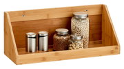 Wandregal aus Bambus mit Vorratsgläsern und Gewürzbehältern, frontale Ansicht
