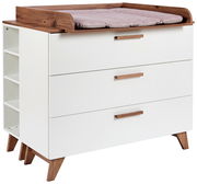 Weißes Unterstellregal mit drei Schubladen und seitlichen Regalfächern, aus Holz mit braunen Akzenten, seitliche Perspektive