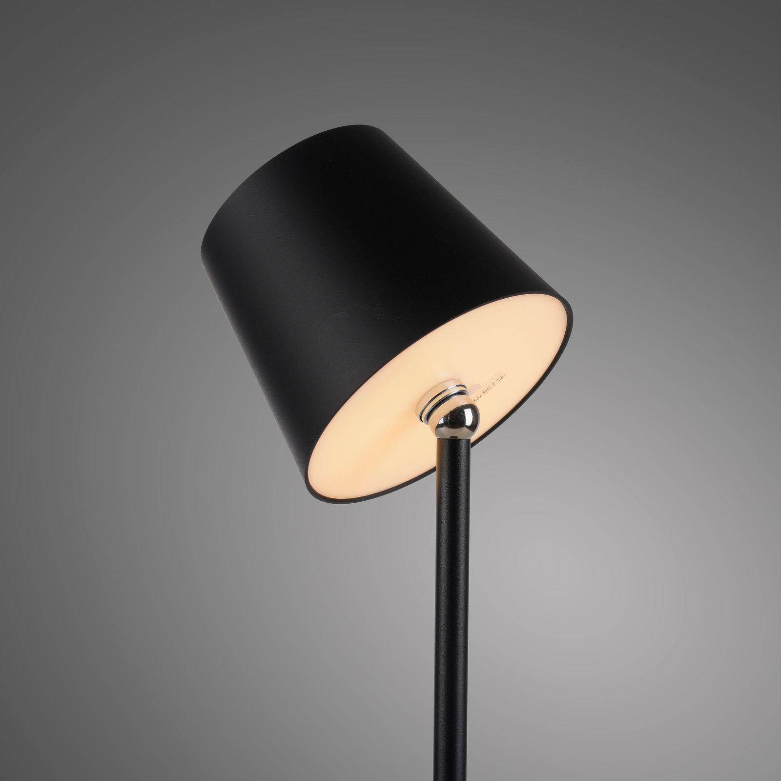 Schwarze Akku-Tischleuchte BOTERIA mit konischem Lampenschirm, seitliche Perspektive