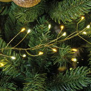 Nahaufnahme von Micro LED Lichterkette in einem Weihnachtsbaum, warmweiß leuchtend