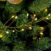 Nahaufnahme von Micro LED Lichterkette in einem Weihnachtsbaum, warmweiß leuchtend