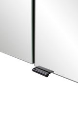 Nahaufnahme eines Spiegelschranks mit zwei Spiegeltüren und einem schwarzen Griff an der Unterseite, seitliche Perspektive.