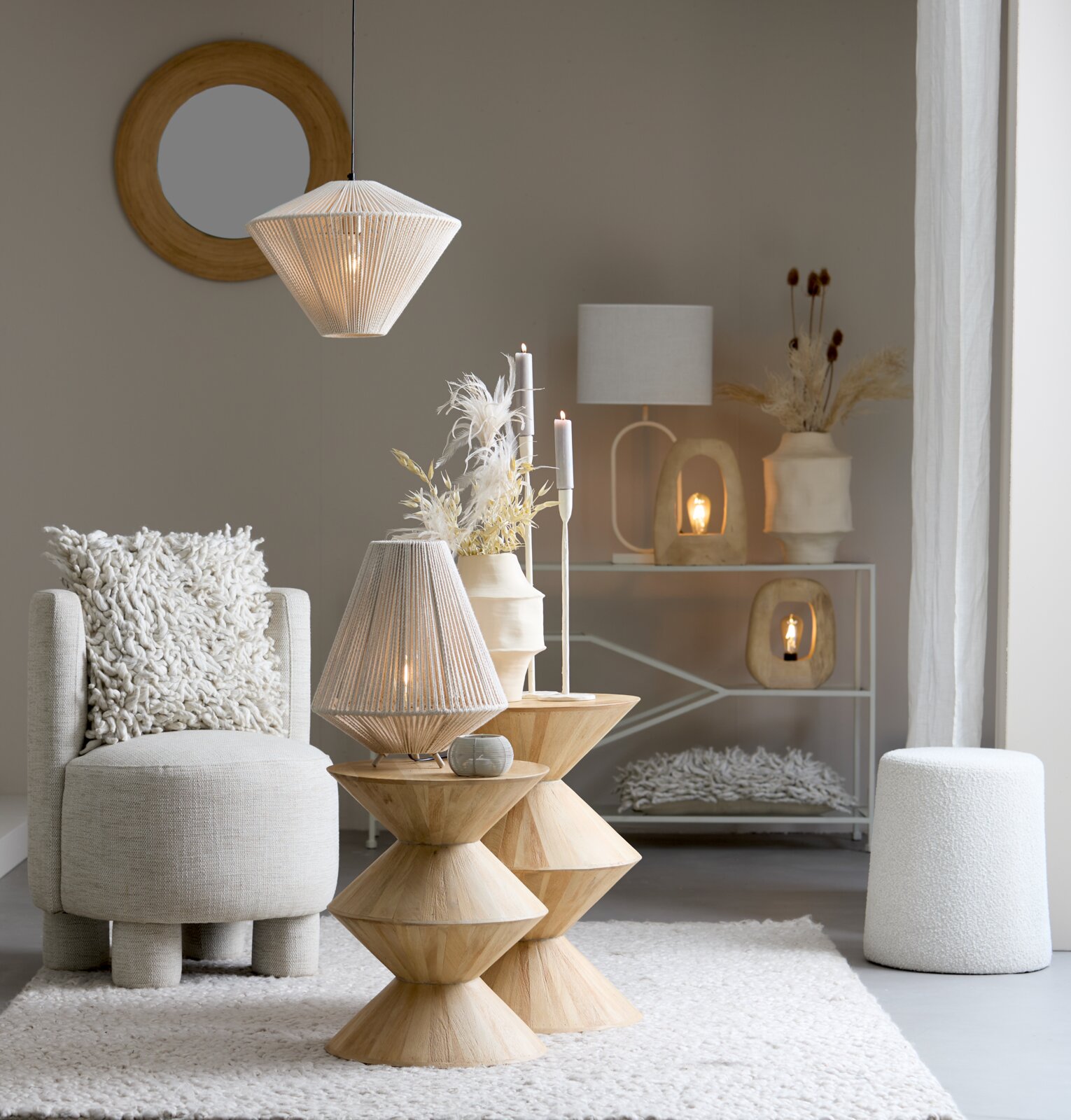 Ein stilvoll eingerichtetes Wohnzimmer mit einem modernen, hängenden Teelicht in mattem Design, das von der Decke hängt. Die Perspektive zeigt das Teelicht von der Seite in einem gemütlichen Ambiente.