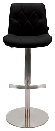 Moderner Barhocker mit schwarzem, gepolstertem Sitz und Rückenlehne, Edelstahlfuß und Fußstütze, Frontalansicht.