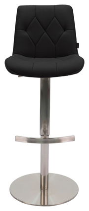 Moderner Barhocker mit schwarzem, gepolstertem Sitz und Rückenlehne, Edelstahlfuß und Fußstütze, Frontalansicht.