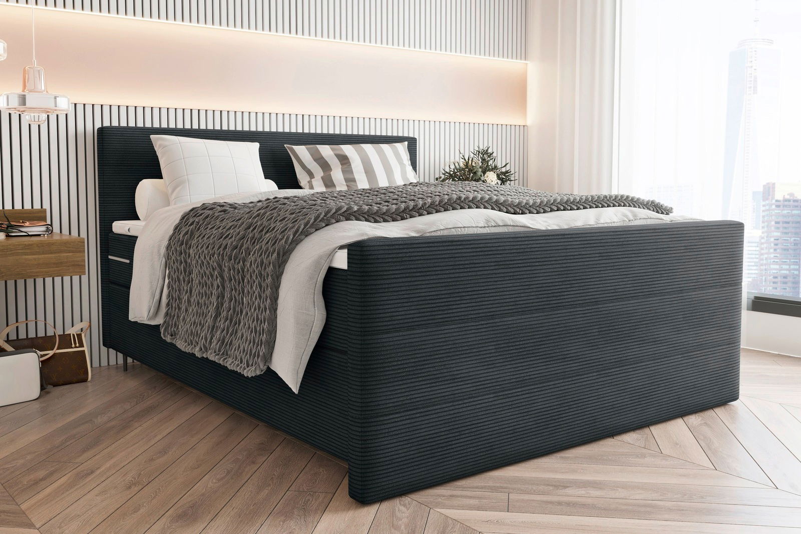 Modernes Boxspringbett in einem stilvollen Schlafzimmer, seitliche Perspektive