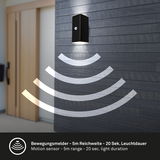 Moderne Akku-Außenwandleuchte mit Bewegungsmelder, montiert an einer Hauswand, seitliche Perspektive.