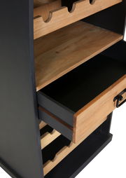 Detailansicht eines Bar-Regals in Bootsform mit Holzfächern und einer Schublade, seitliche Perspektive