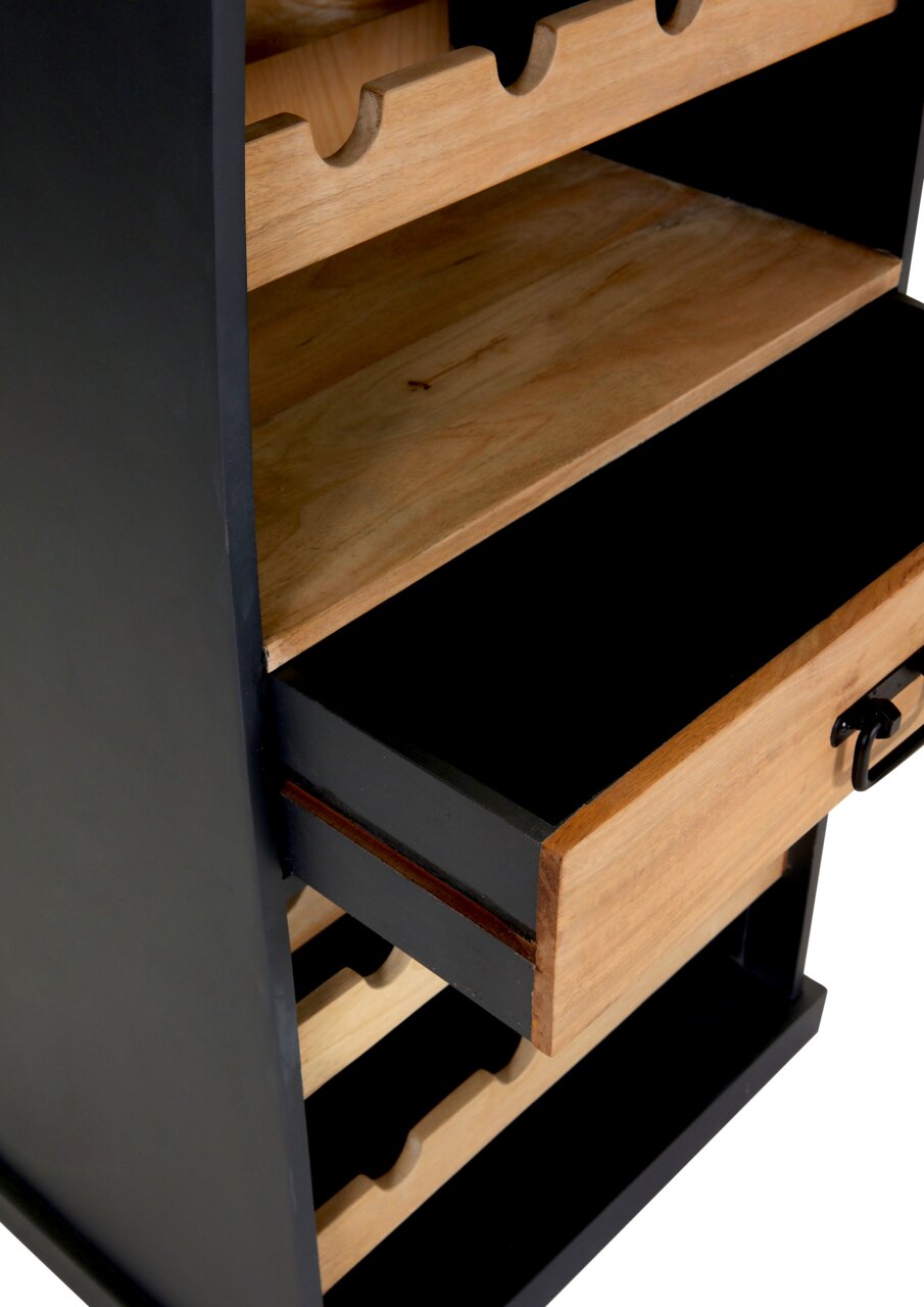 Detailansicht eines Bar-Regals in Bootsform mit Holzfächern und einer Schublade, seitliche Perspektive