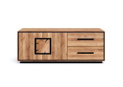 Vooraanzicht van een laag dressoir van licht hout met een zwart frame, twee lades aan de rechterkant met zwarte handgrepen en deuren aan de linkerkant, decoratief vierkant houten element met zwarte rand, vrijstaand op een witte achtergrond
