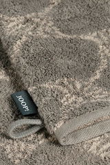 Grauer Waschhandschuh mit feiner Struktur und Schlaufe, Nahaufnahme