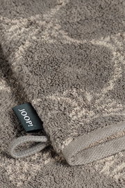 Grauer Waschhandschuh mit feiner Struktur und Schlaufe, Nahaufnahme