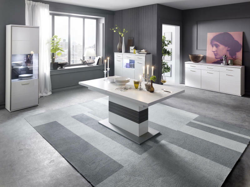 Modernes Wohnzimmer mit einem weißen Sideboard im Hintergrund, fotografiert aus einer leicht erhöhten Perspektive.