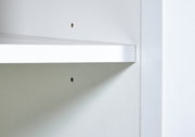 Nahaufnahme eines weißen Standregals mit verstellbaren Einlegeböden, seitliche Perspektive