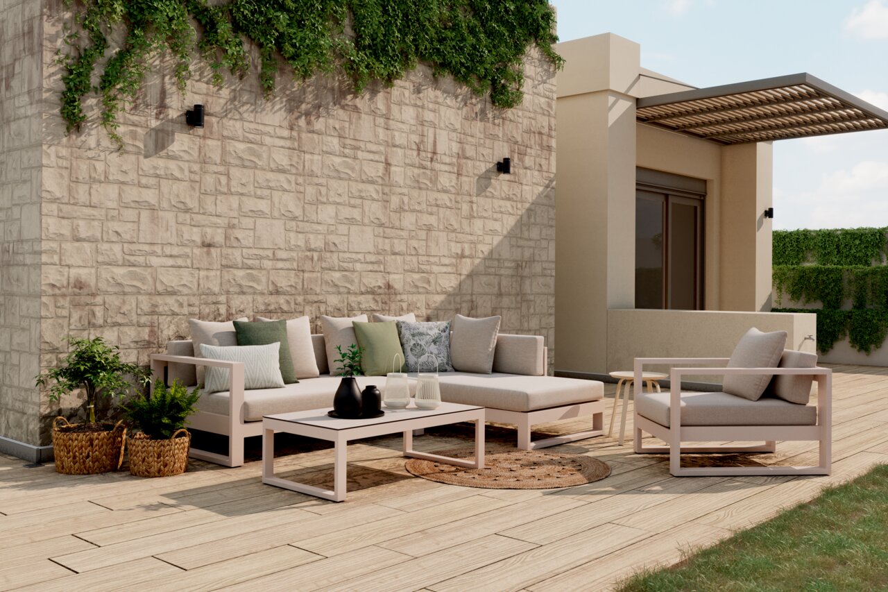 Amatio Loungeset (rechts) WILLIS Een moderne loungeset op een terras, gezien vanaf de voorkant, bestaande uit een hoekbank en een fauteuil, omringd door planten en sierkussens.