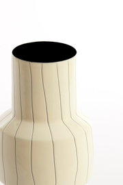 Cremefarbene, glänzende Vase mit hohem zylindrischem Hals und feinen vertikalen Linien, in frontaler Nahaufnahme leicht von oben gezeigt