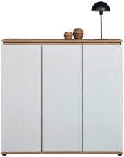 Frontansicht eines XL-Schuhschranks mit drei weißen Türen, einer Holzplatte oben, dekoriert mit zwei Vasen und einer schwarzen Lampe.