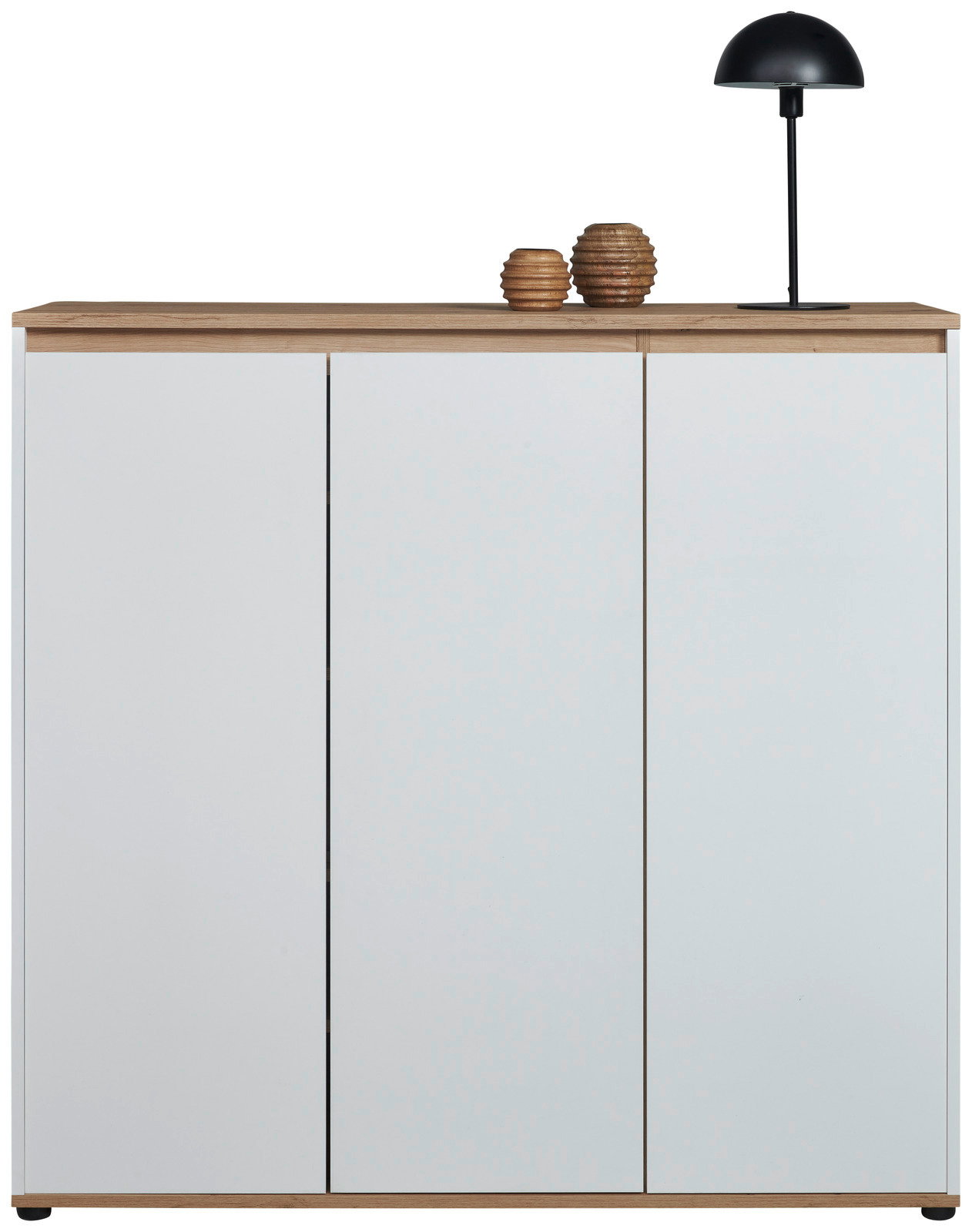 Frontansicht eines XL-Schuhschranks mit drei weißen Türen, einer Holzplatte oben, dekoriert mit zwei Vasen und einer schwarzen Lampe.