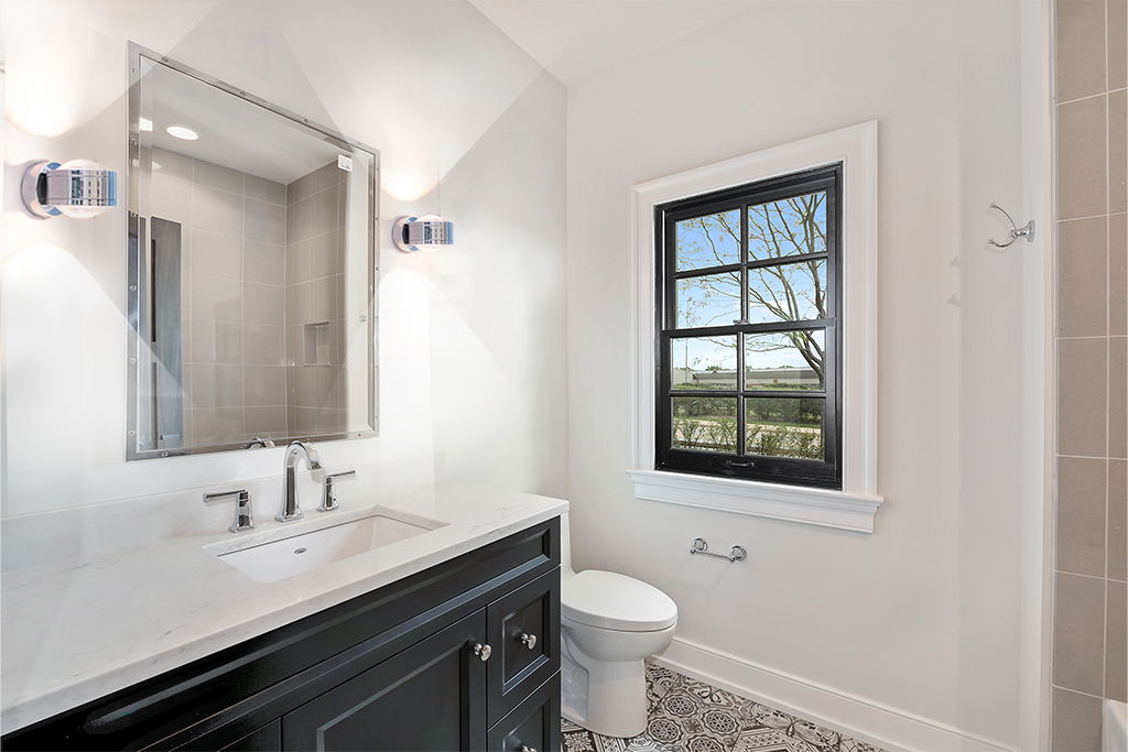 Moderne LED-Wandleuchte DUE PUNTO - UP & DOWN im Badezimmer, seitliche Perspektive