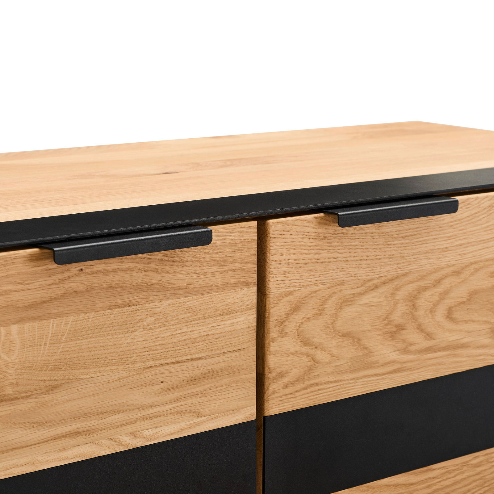 Nahaufnahme eines Highboards aus Holz mit schwarzen Griffen, Perspektive von vorne oben.