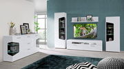 Moderne Wohnzimmermöbel in Weiß mit Vitrine, TV-Lowboard und Sideboard, frontal betrachtet.
