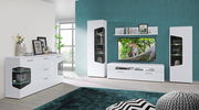 Moderne Wohnzimmermöbel in Weiß mit Vitrine, TV-Lowboard und Sideboard, frontal betrachtet.