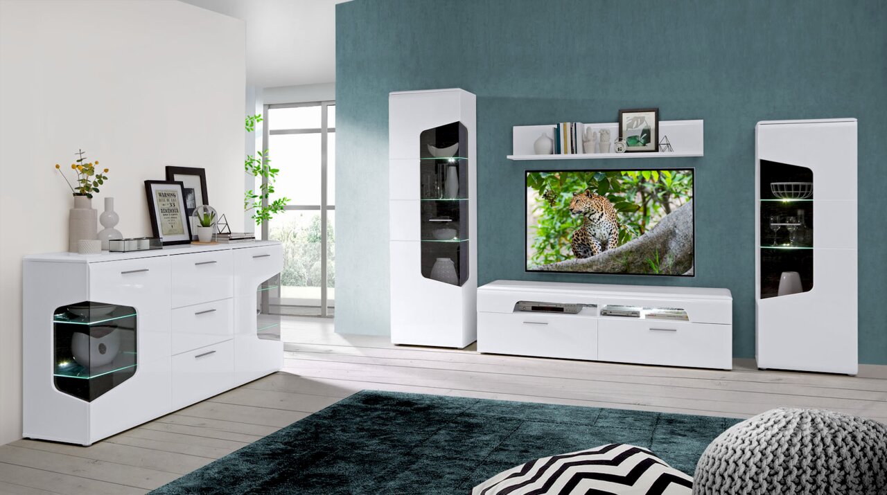 Moderne Wohnzimmermöbel in Weiß mit Vitrine, TV-Lowboard und Sideboard, frontal betrachtet.