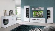 Moderne Wohnzimmermöbel in Weiß mit Vitrine, TV-Lowboard und Sideboard, frontal betrachtet.