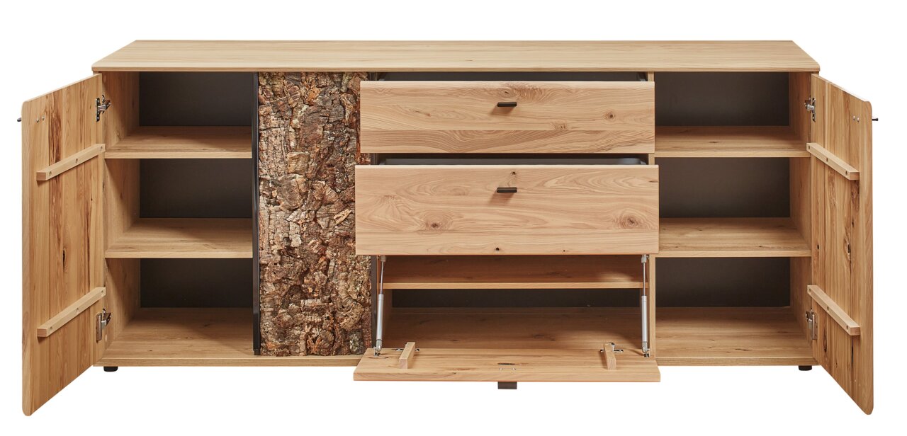 Cantus Sideboard CALMERA Frontale Ansicht eines Sideboards aus Holz mit offenen Türen und Schubladen, teilweise mit rustikaler Baumrindenverkleidung.