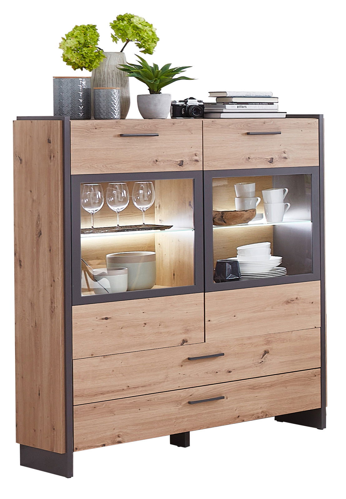 Z2 Glasbodenbeleuchtung 2 Punkt Highboardvitrine aus Holz mit Glasbodenbeleuchtung, gefüllt mit Geschirr und Dekorationen, seitliche Perspektive