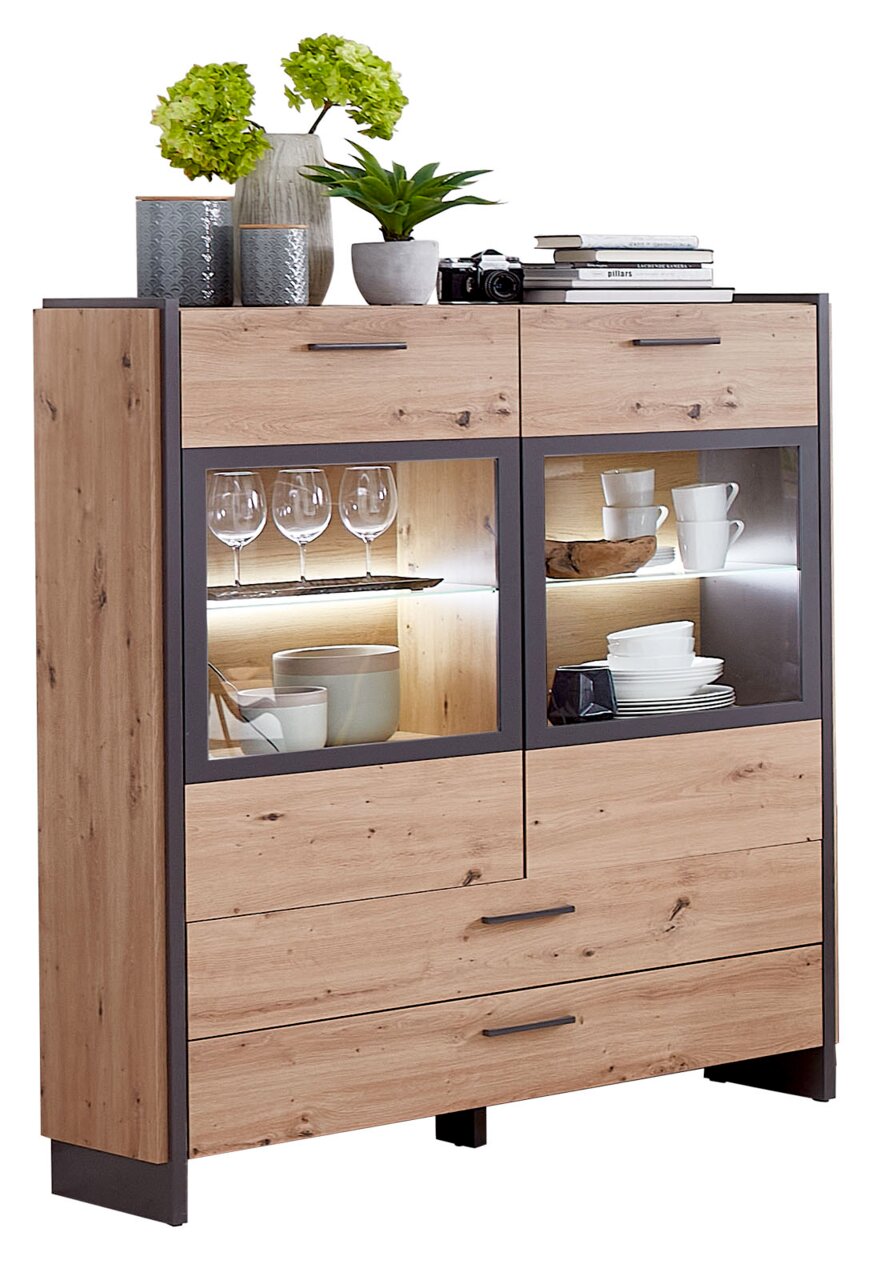 Highboardvitrine aus Holz mit Glasbodenbeleuchtung, gefüllt mit Geschirr und Dekorationen, seitliche Perspektive