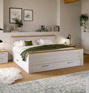 Modernes Doppelbett in Weiß mit Holz-Akzenten und integrierten Schubladen, im Schlafzimmer aus frontaler leicht seitlicher Perspektive (3/4-Ansicht)